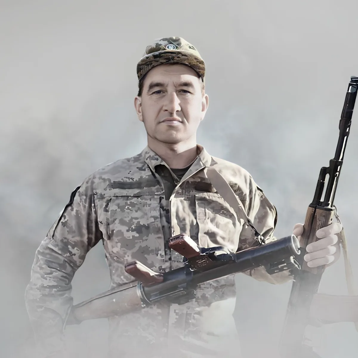 Військовослужбовець у камуфляжній формі з гвинтівкою