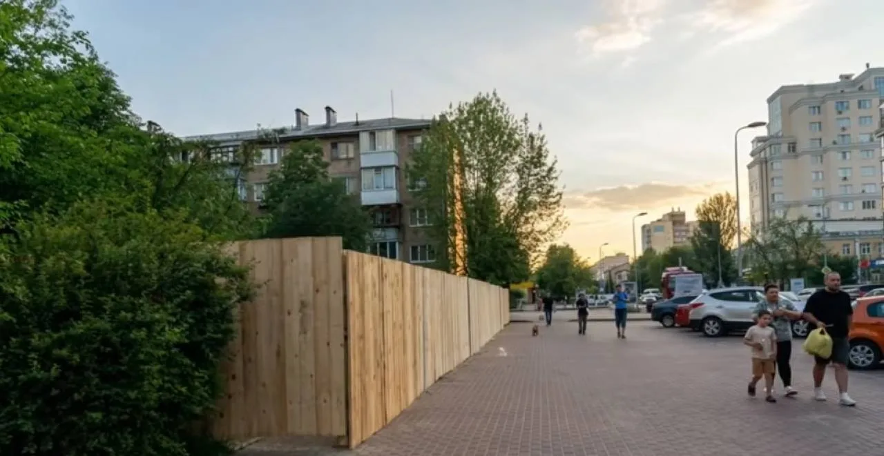 Дерев'яний паркан на вулиці Європейській у Вишневому