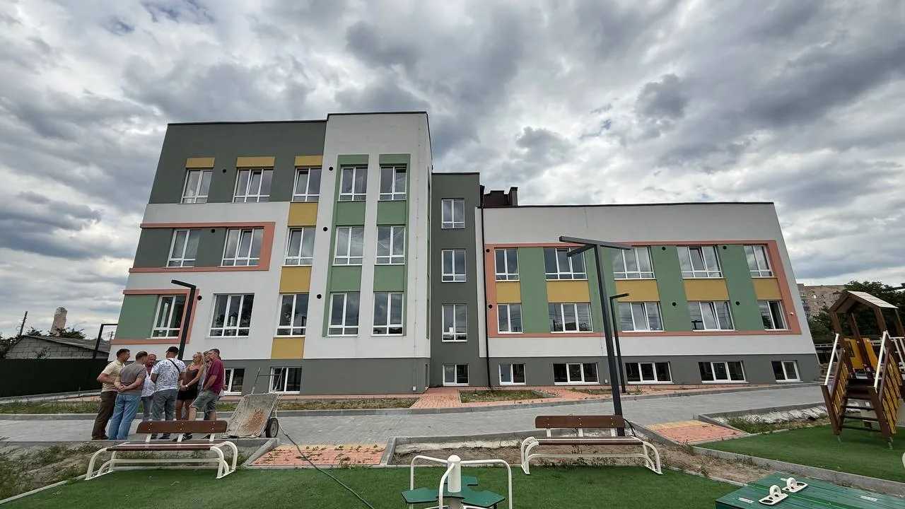 Новий багатоповерховий дитячий садочок з кольоровими фасадами