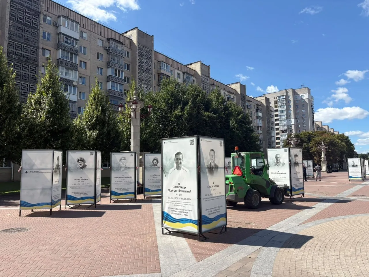 Меморіальна алея з портретами загиблих захисників на площі міста