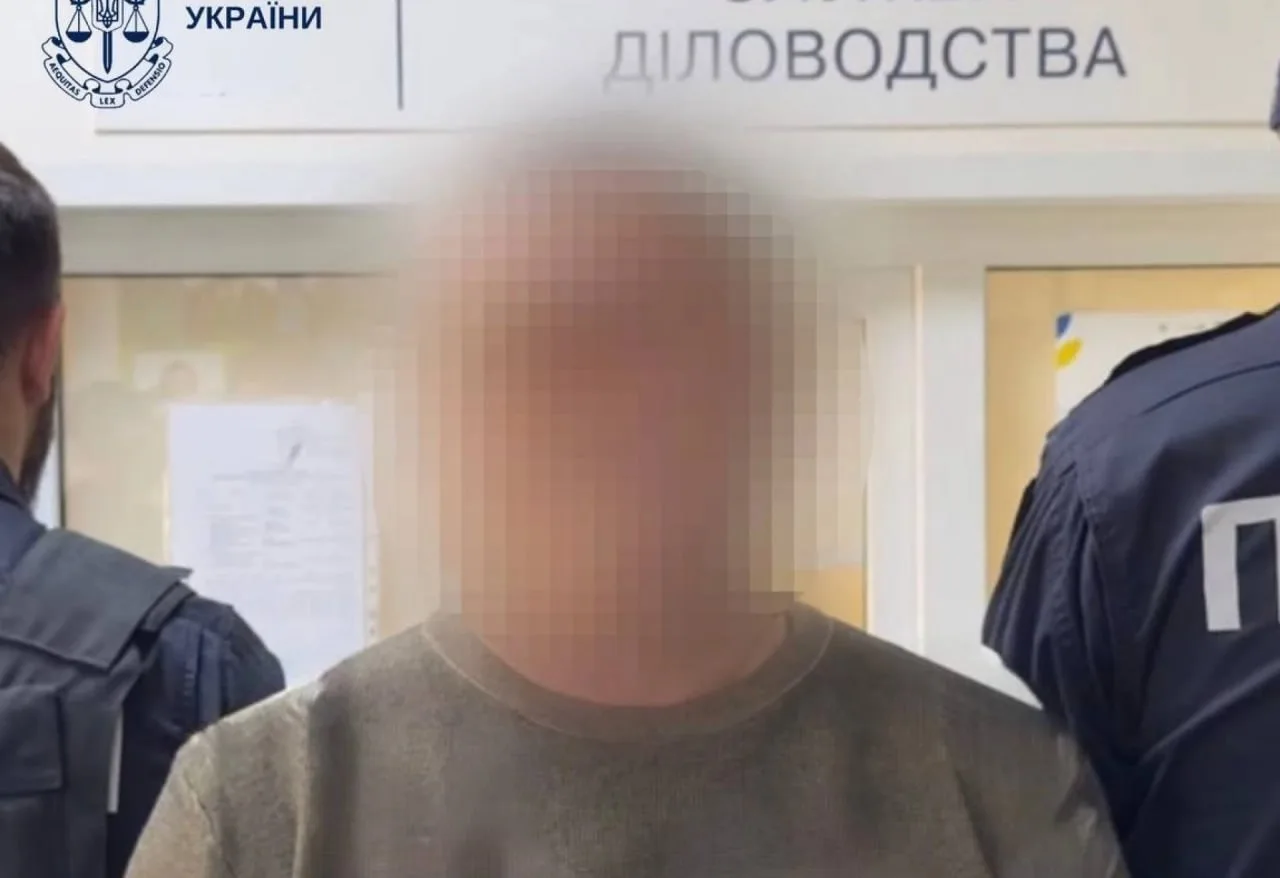 Затриманий чоловік у супроводі правоохоронців у приміщенні