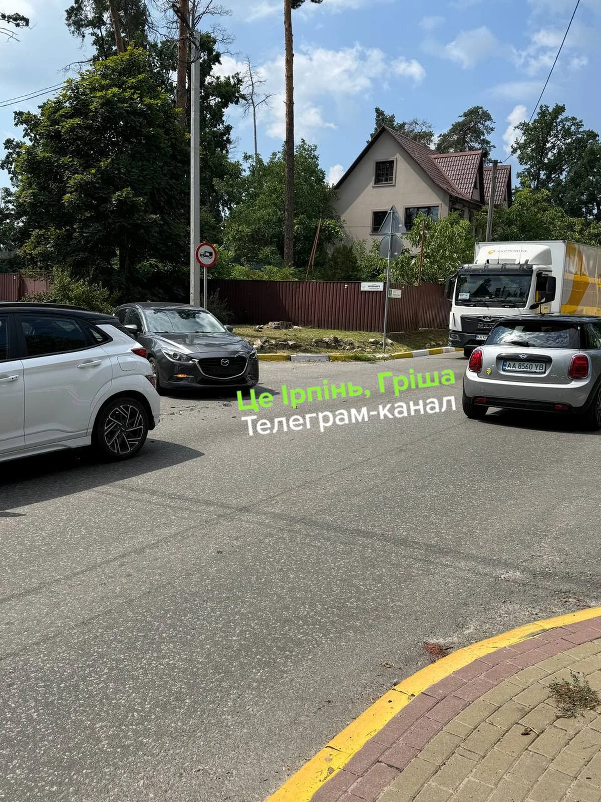 Місце дорожної аварії на перехресті з припаркованими автомобілями