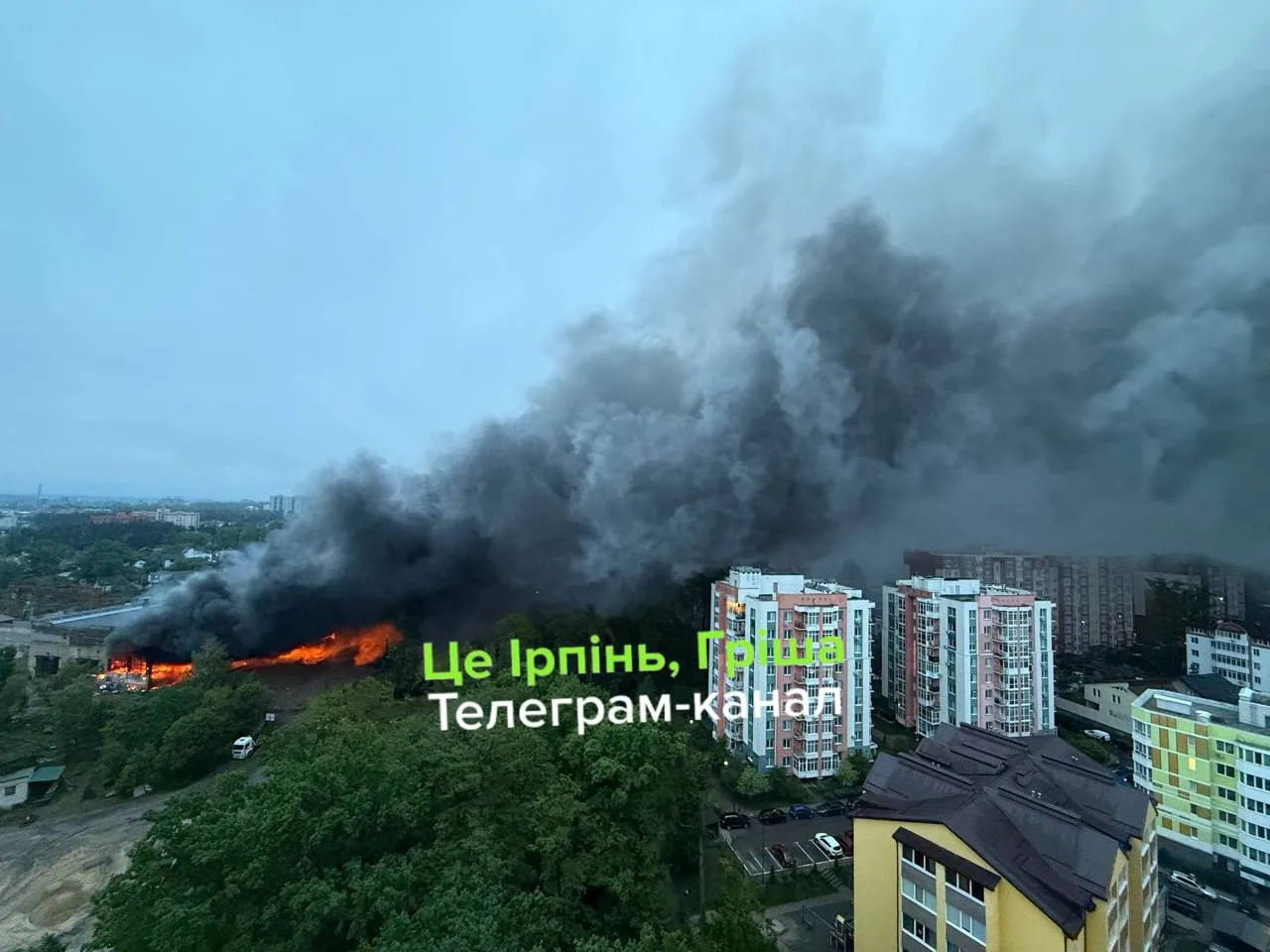 Великий пожежа на території заводу з чорним димом