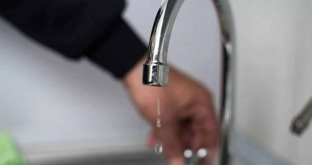 Крапля води з крана під час відключення водопостачання