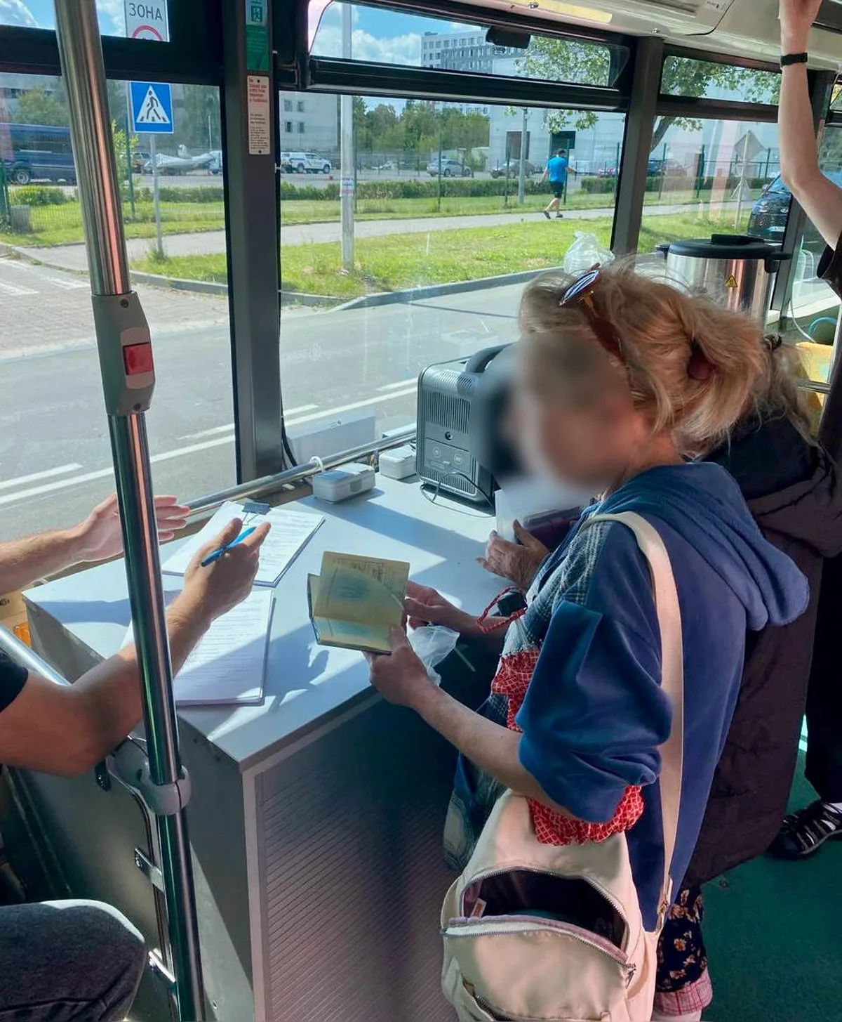 Пасажирка в автобусі отримує консультацію у фахівця мобільного центру