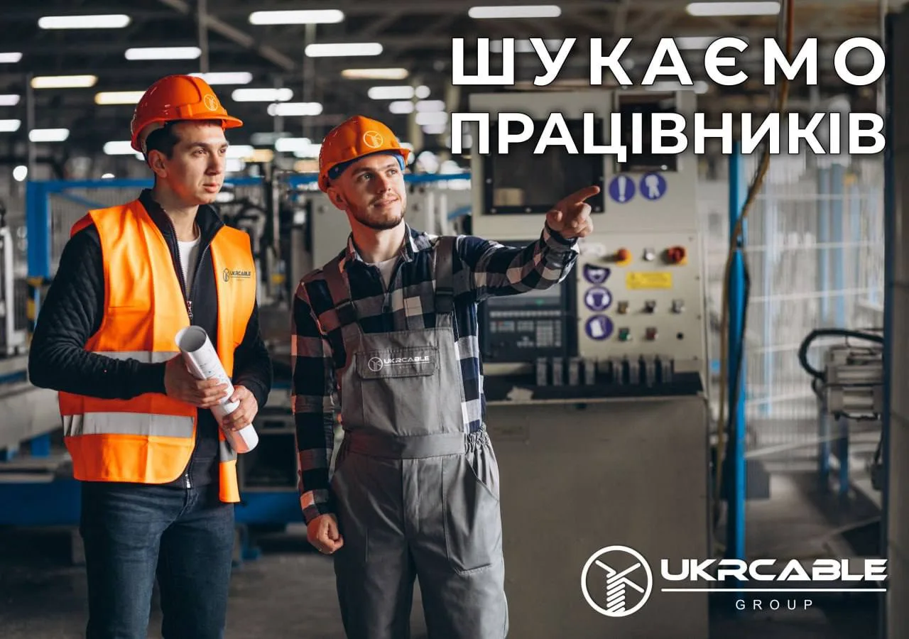 Двоє працівників у захисному одязі на виробництві