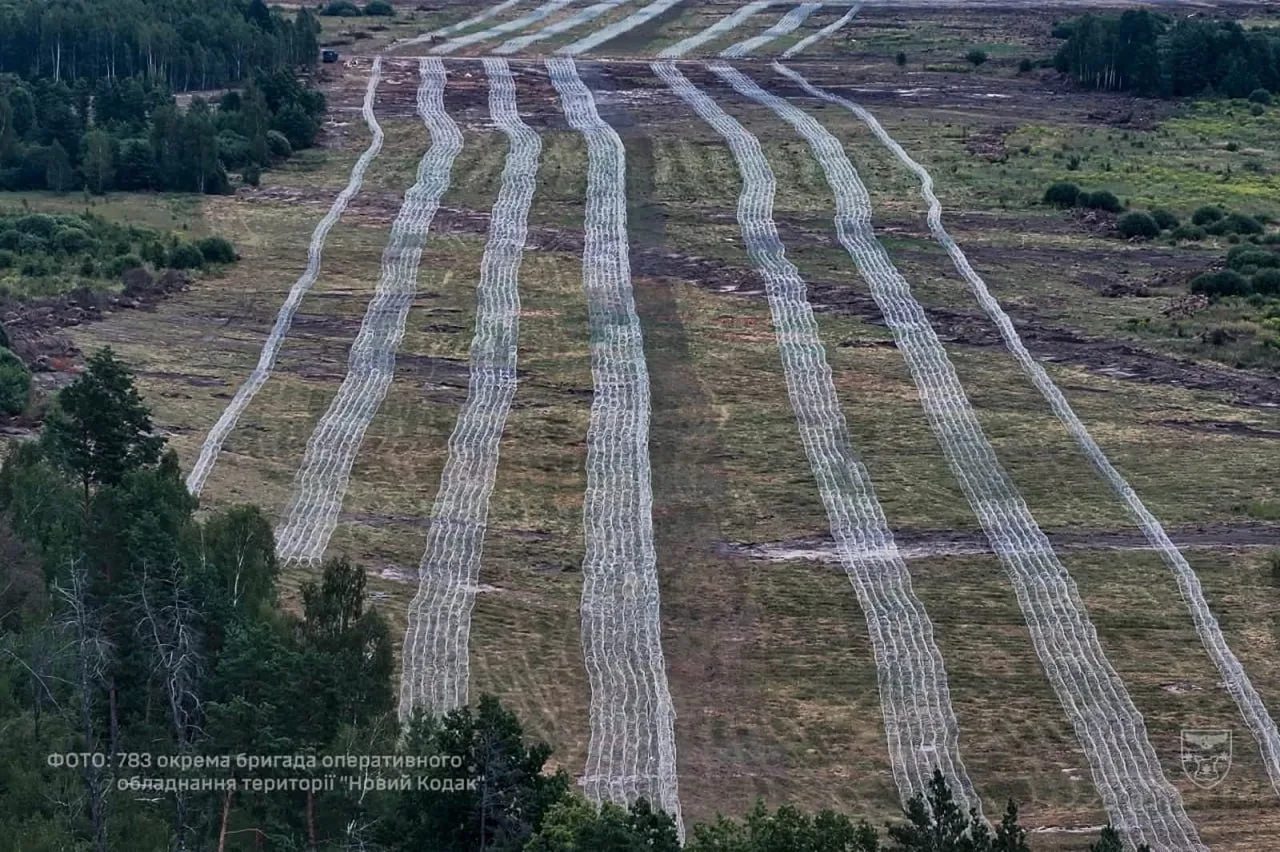 Аерофото оборонних позицій з колючого дроту на полі