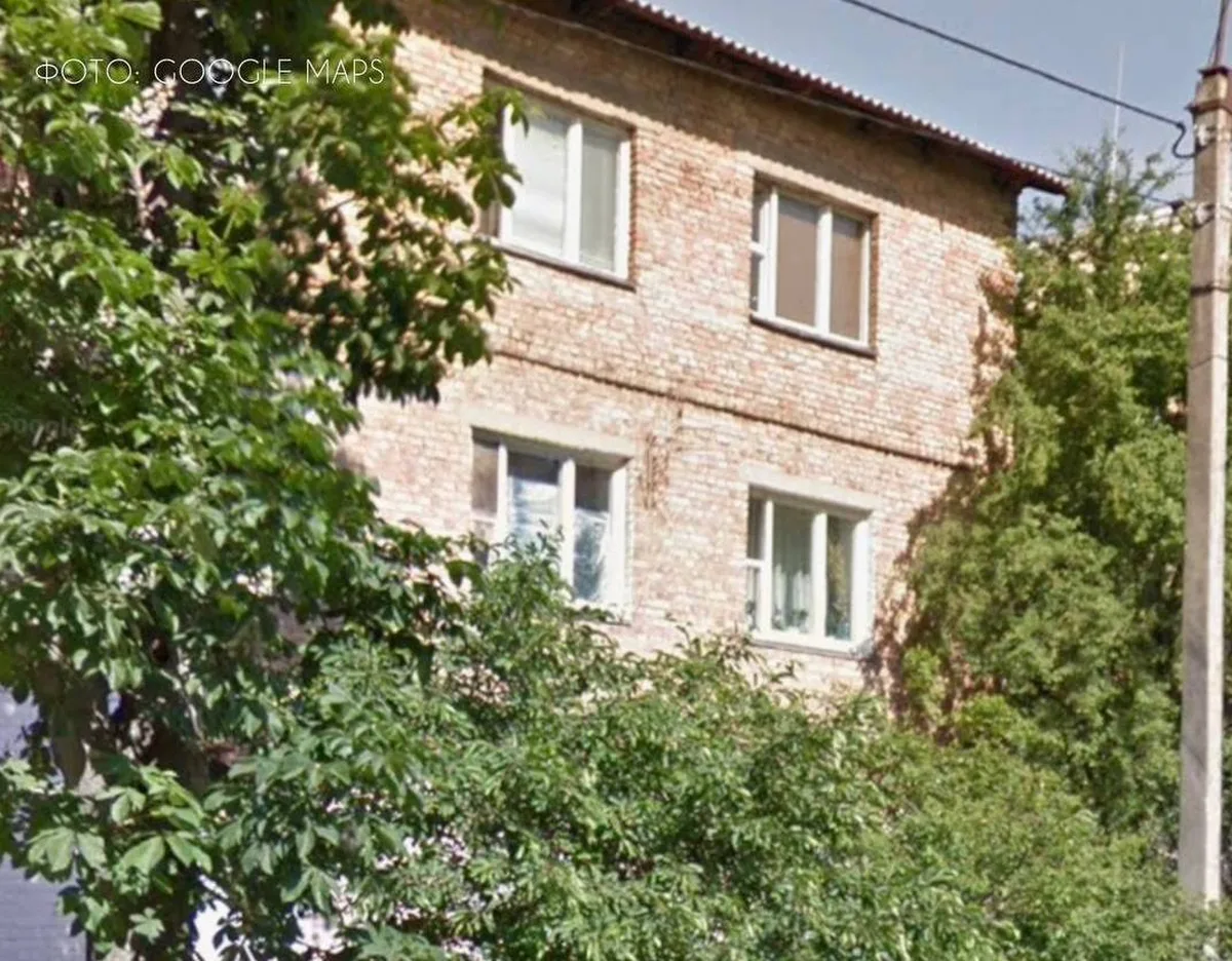 Триповерховий цегляний гуртожиток, обвитий зеленню