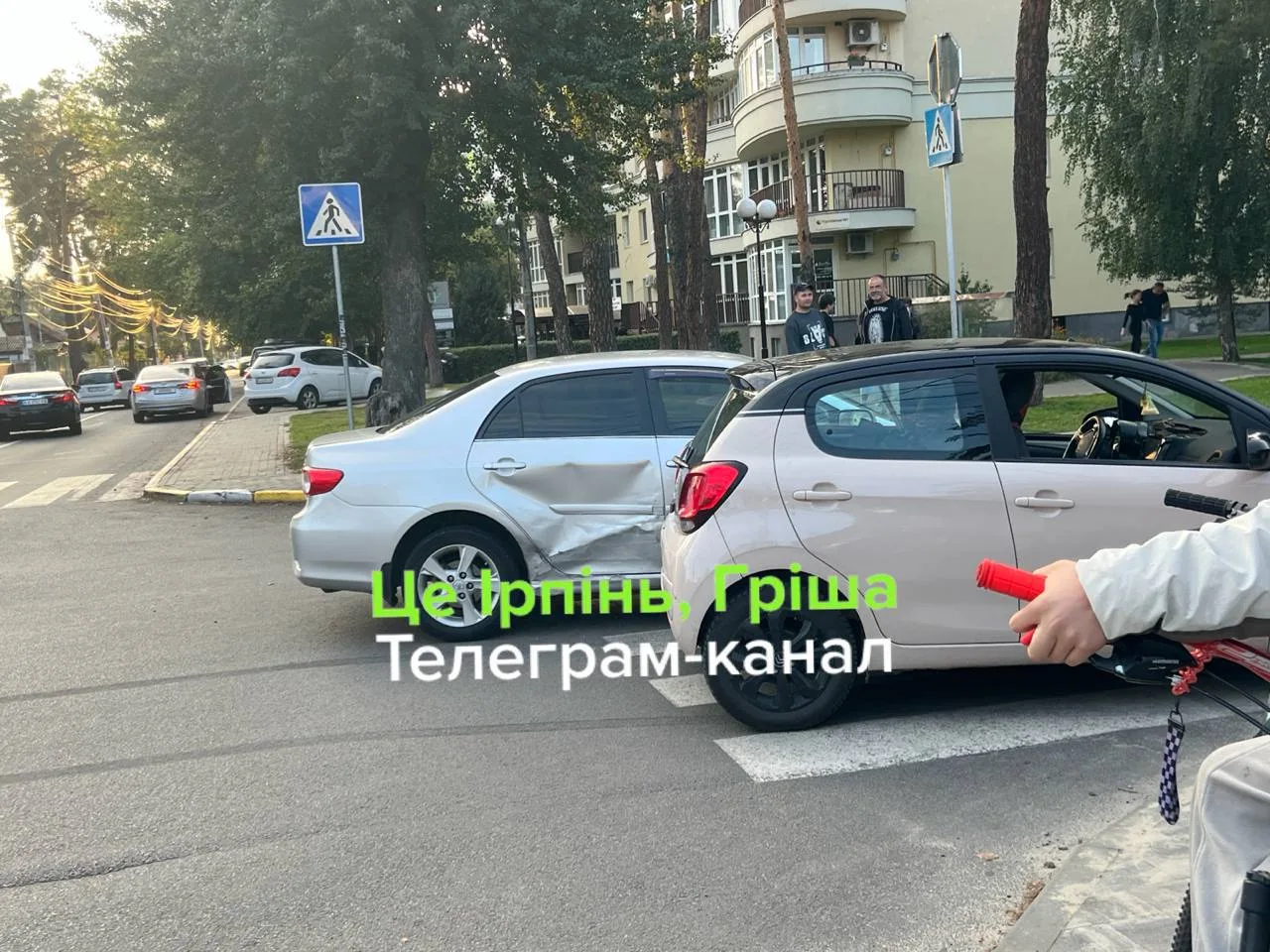 Два автомобілі після дорожно-транспортної пригоди на вулиці