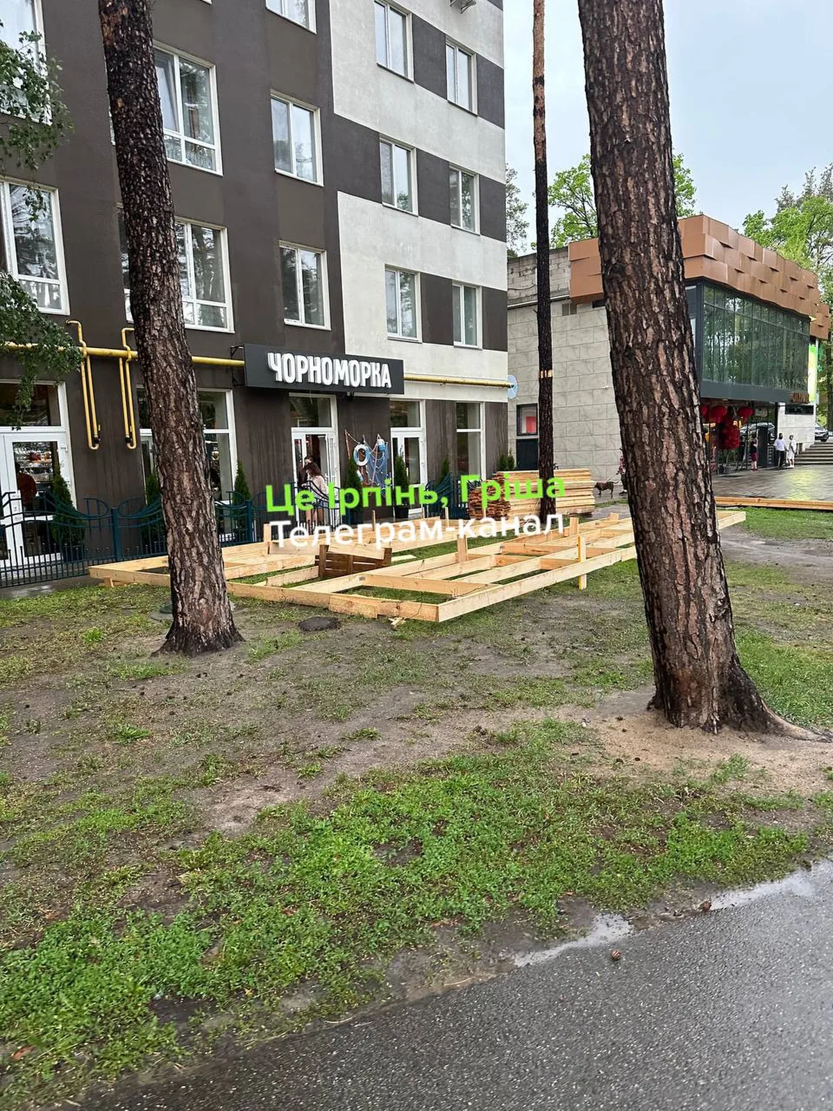 Будівництво дерев'яної терасиресторану біля багатоповерхового будинку