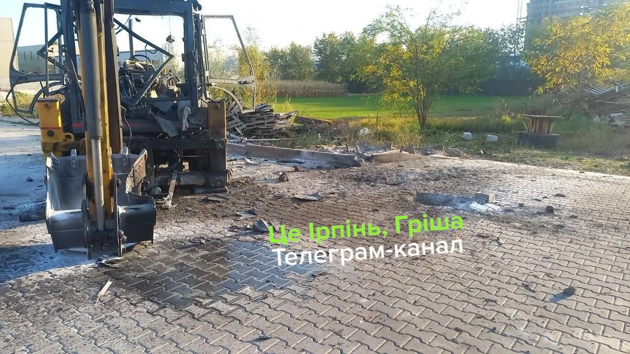 Екскаватор на місці падіння уламків безпілотника