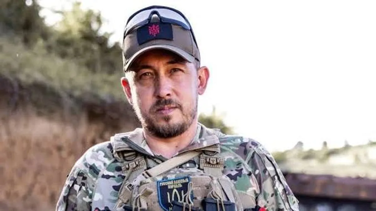 Чоловік у військовій формі та кепці на відкритому повітрі