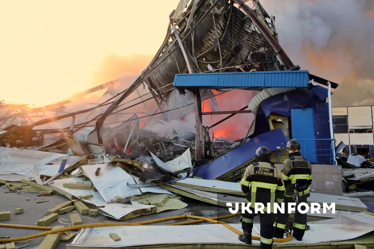 Пошкоджена будівля промислового підприємства, рятувальники на місці