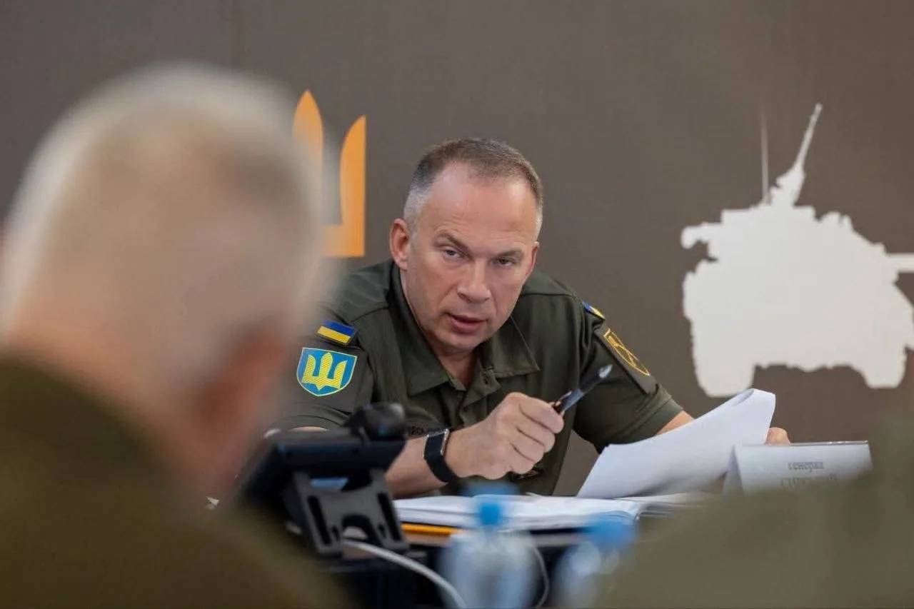 Військовий у формі під час брифінгу за столом