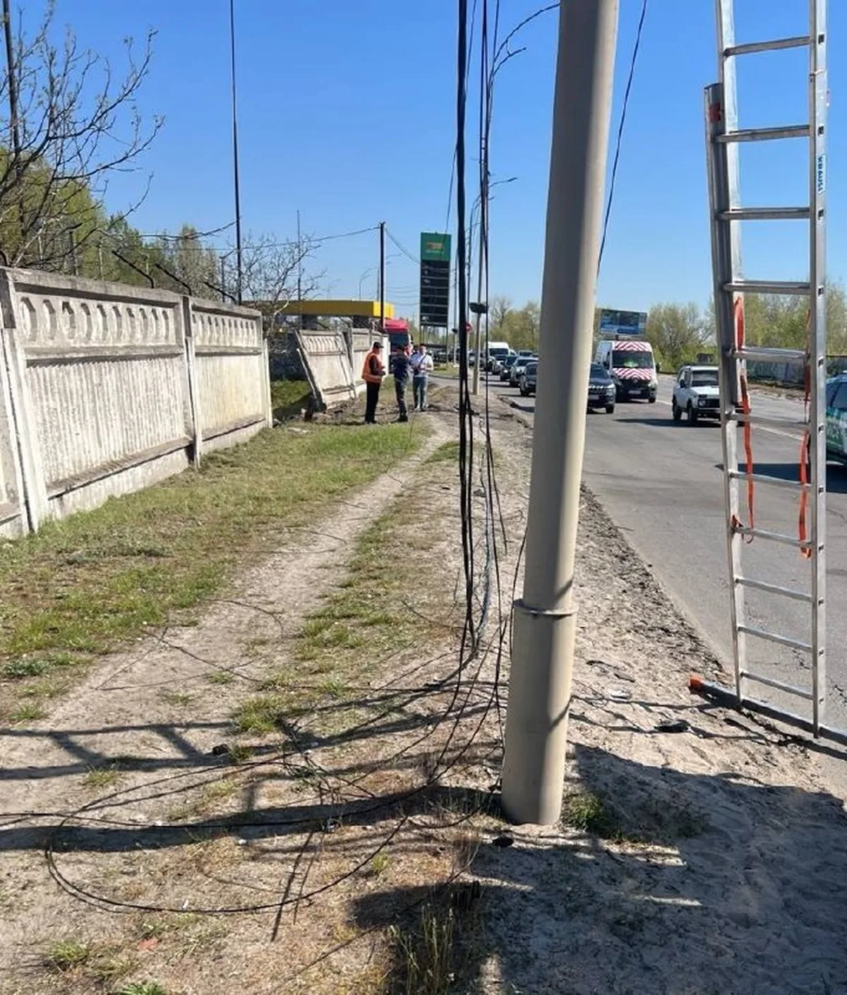 Пошкоджені кабелі та стовп на обочині дороги