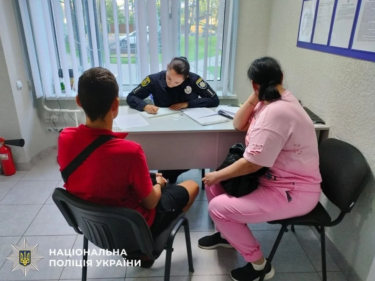 Поліцейський проводить розмову з двома підлітками в кабінеті