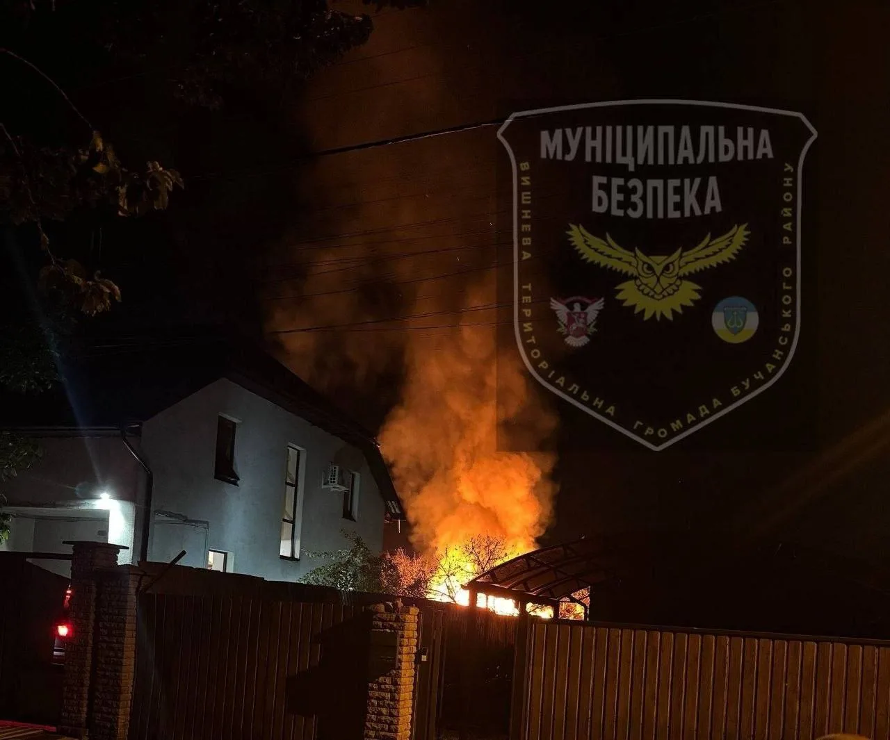 Пожежа в приватному будинку вночі, полум'я та дим
