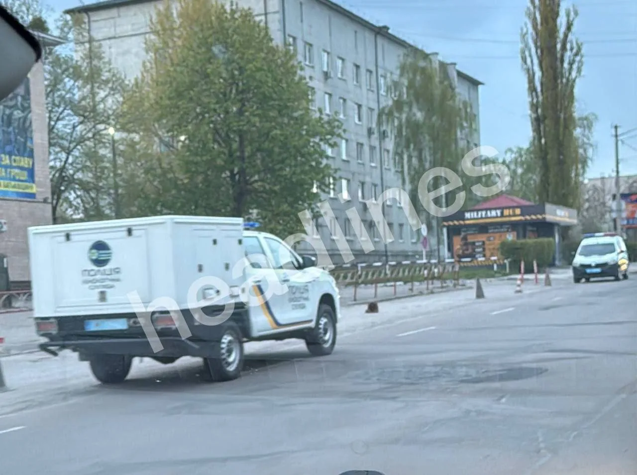 Автомобіль правоохоронців на вулиці міста