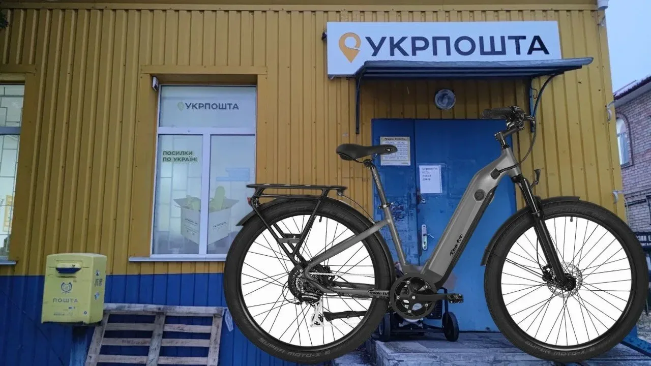 Велосипед біля входу в відділення Укрпошти