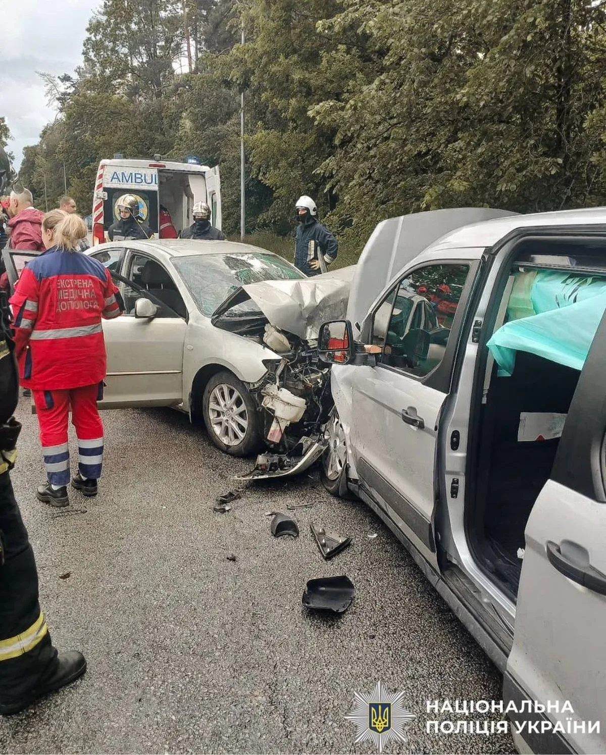 Місце дорожної аварії з двома пошкодженими автомобілями та рятувальниками