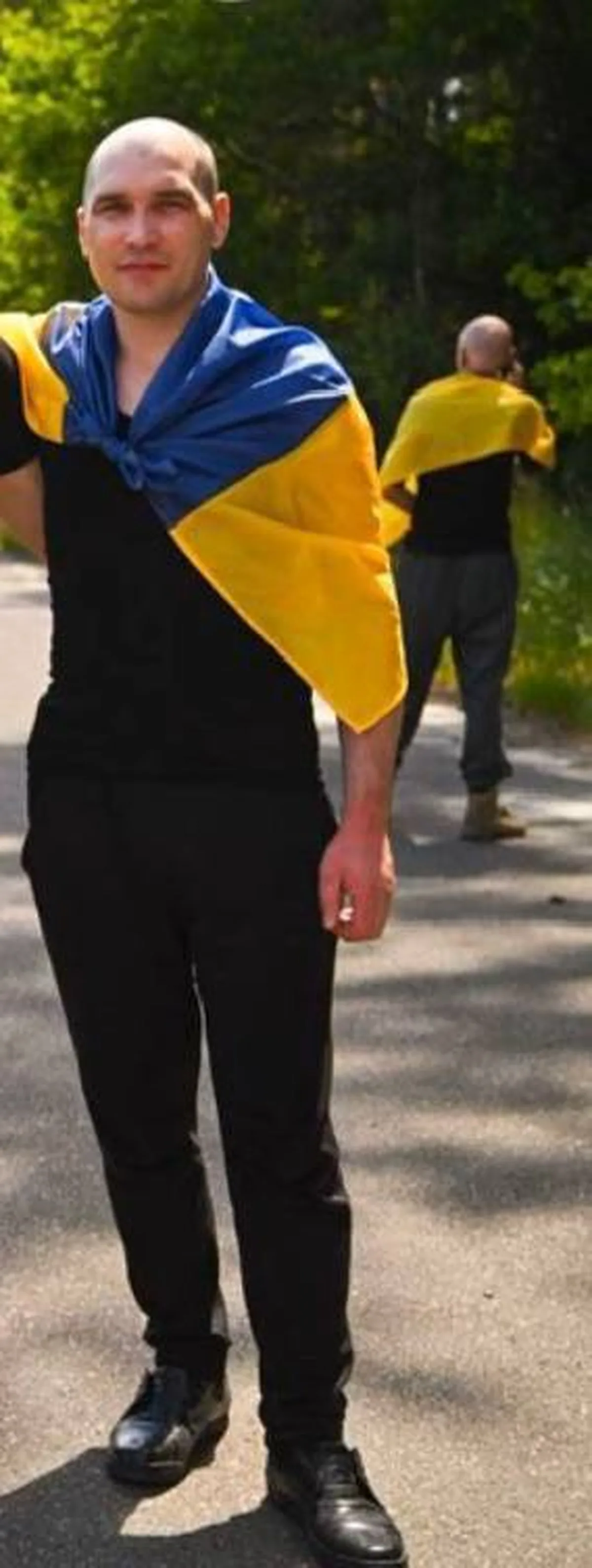 Чоловік з українським прапором на вулиці