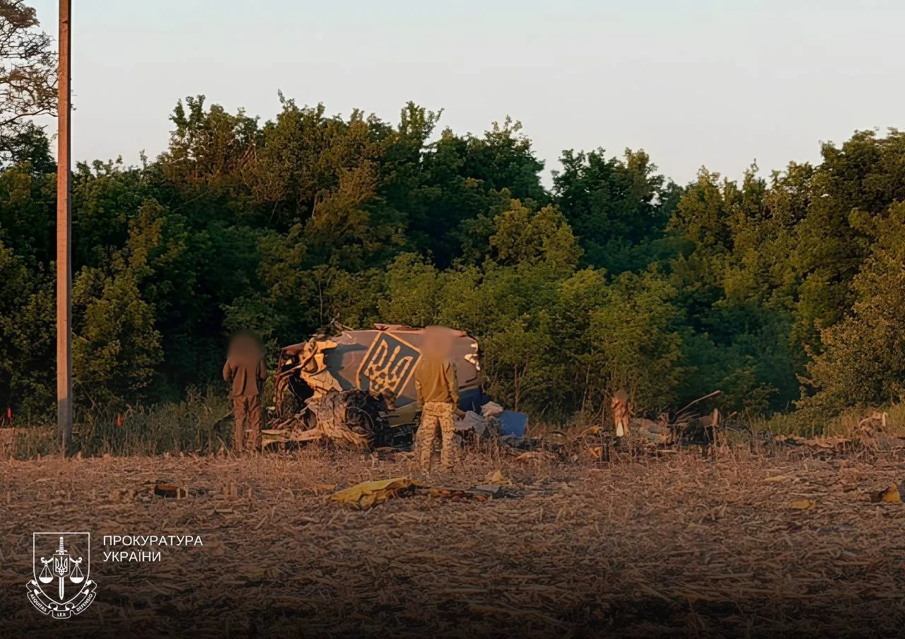 Військовий літак Су-24М на землі біля лісу