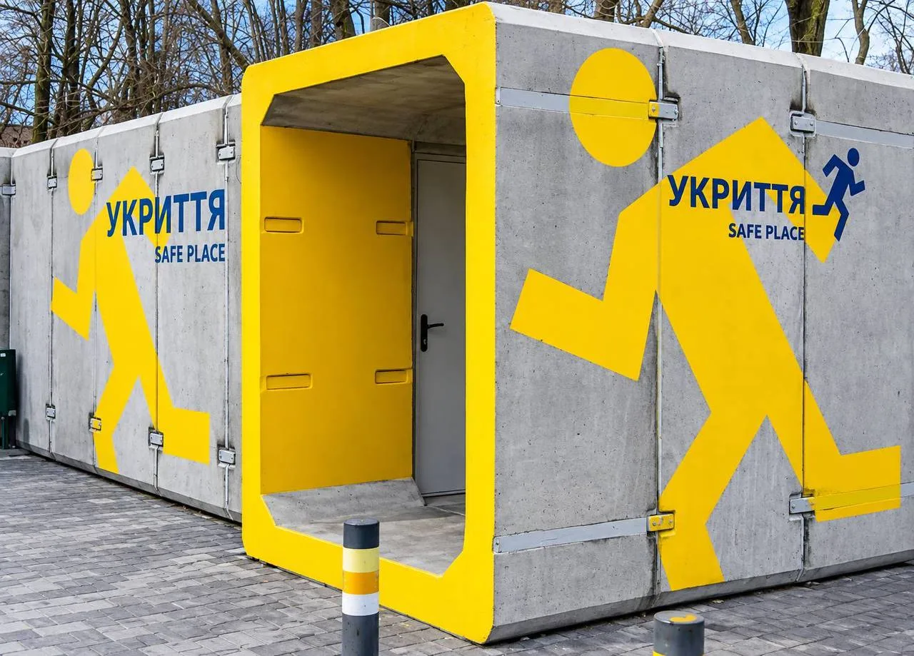 Мобільне укриття жовто-сірого кольору на залізничній станції