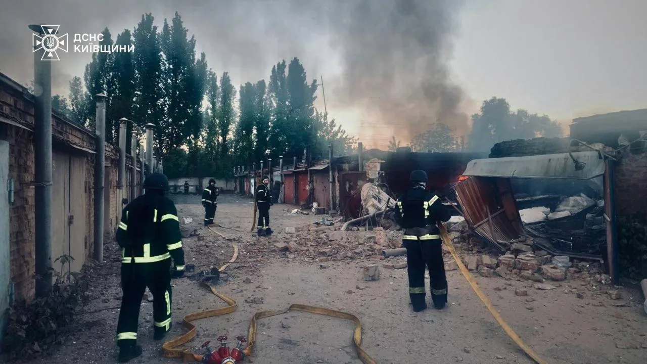 Рятувальники на вулиці з пошкодженими будівлями та димом