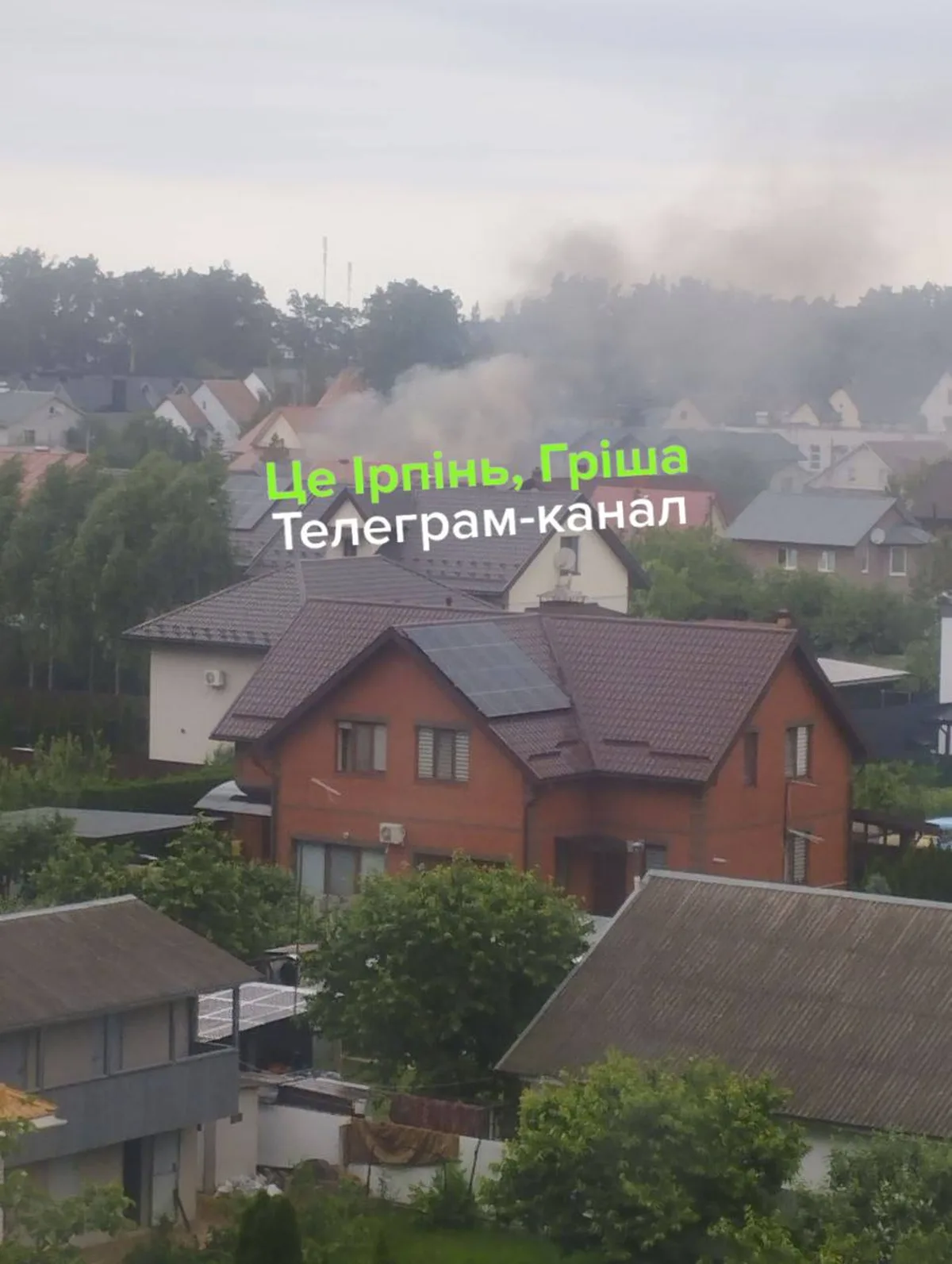 Дим над житловим районом Бучі під час пожежі
