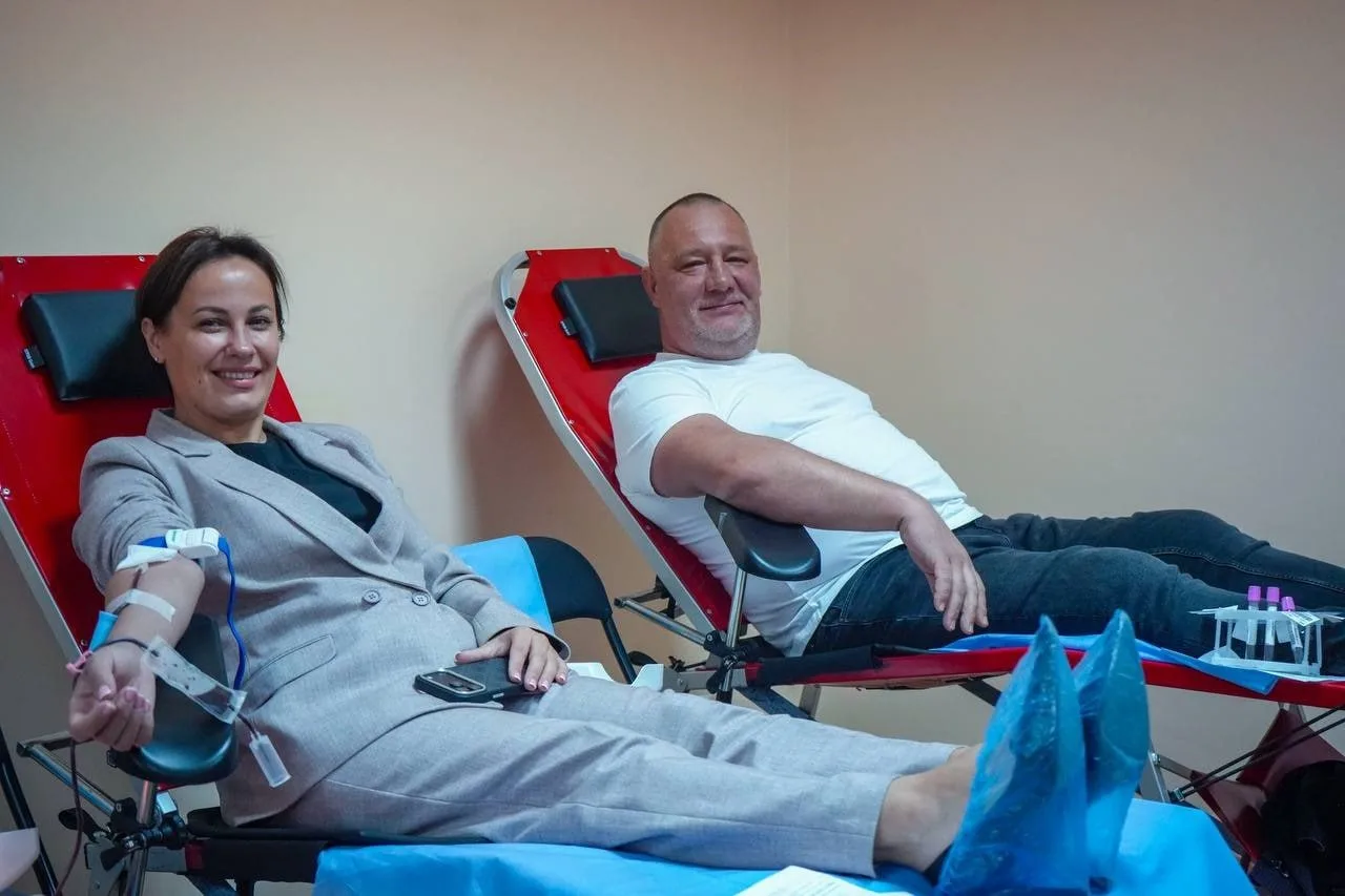 Двоє донорів під час здачі крові в Бучі