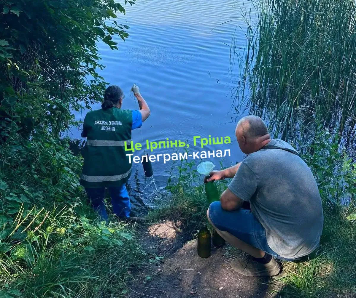 Рятувальники обстежують забруднену воду річки біля берега