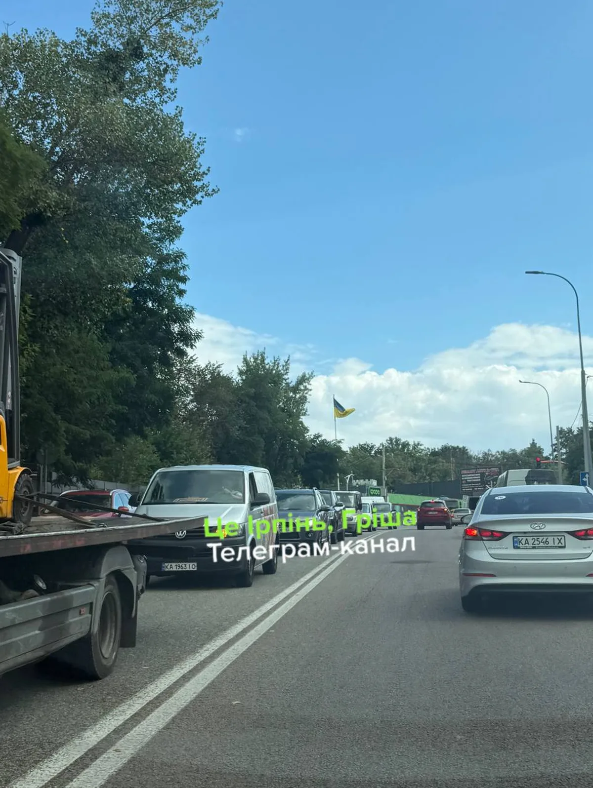 Автомобілі в затримці на дорозі біля Ірпеня