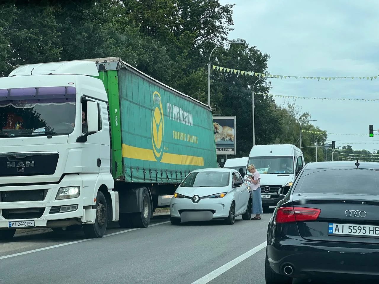 Вантажний автомобіль та легкові машини на дорозі після зіткнення