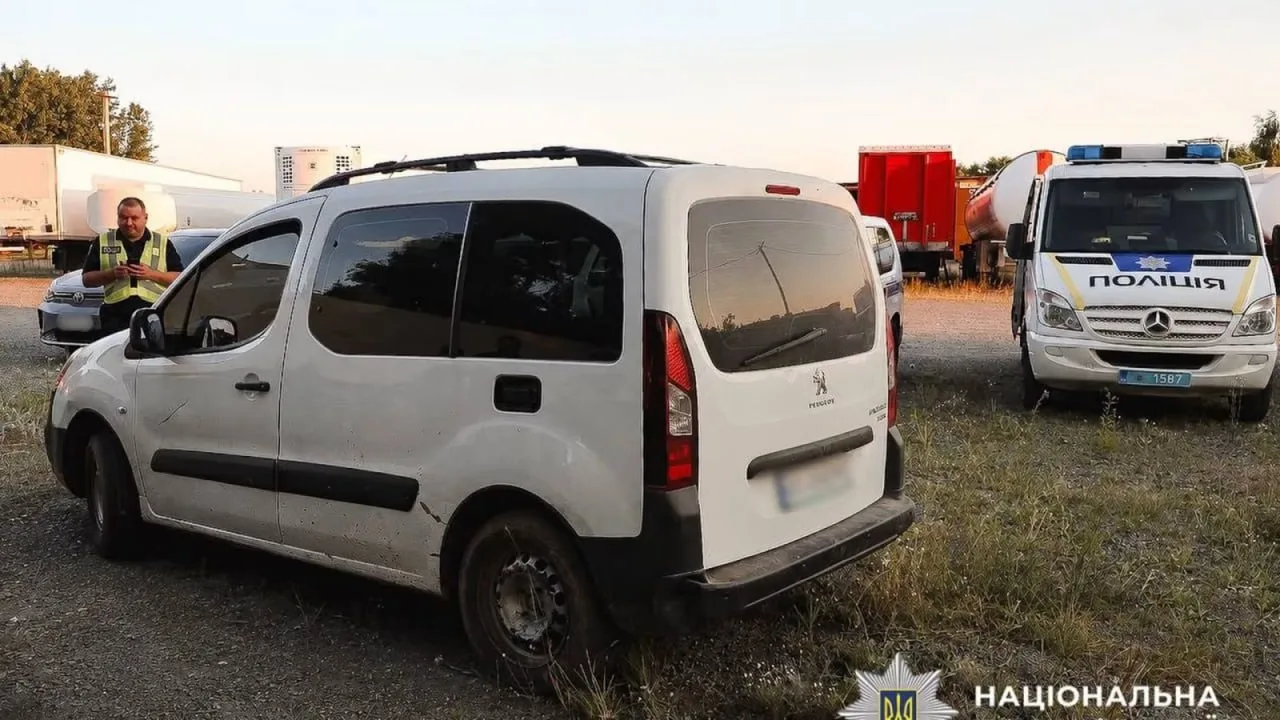 Поліцейські автомобілі на місці дорожної аварії