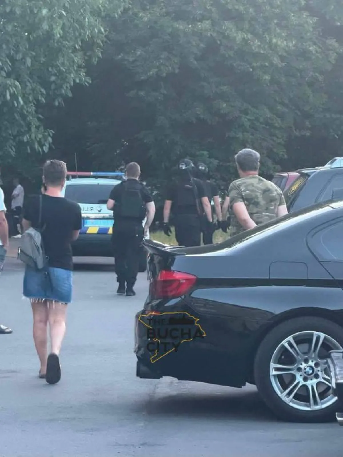 Люди біля автомобілів на вулиці, поліцейський автомобіль