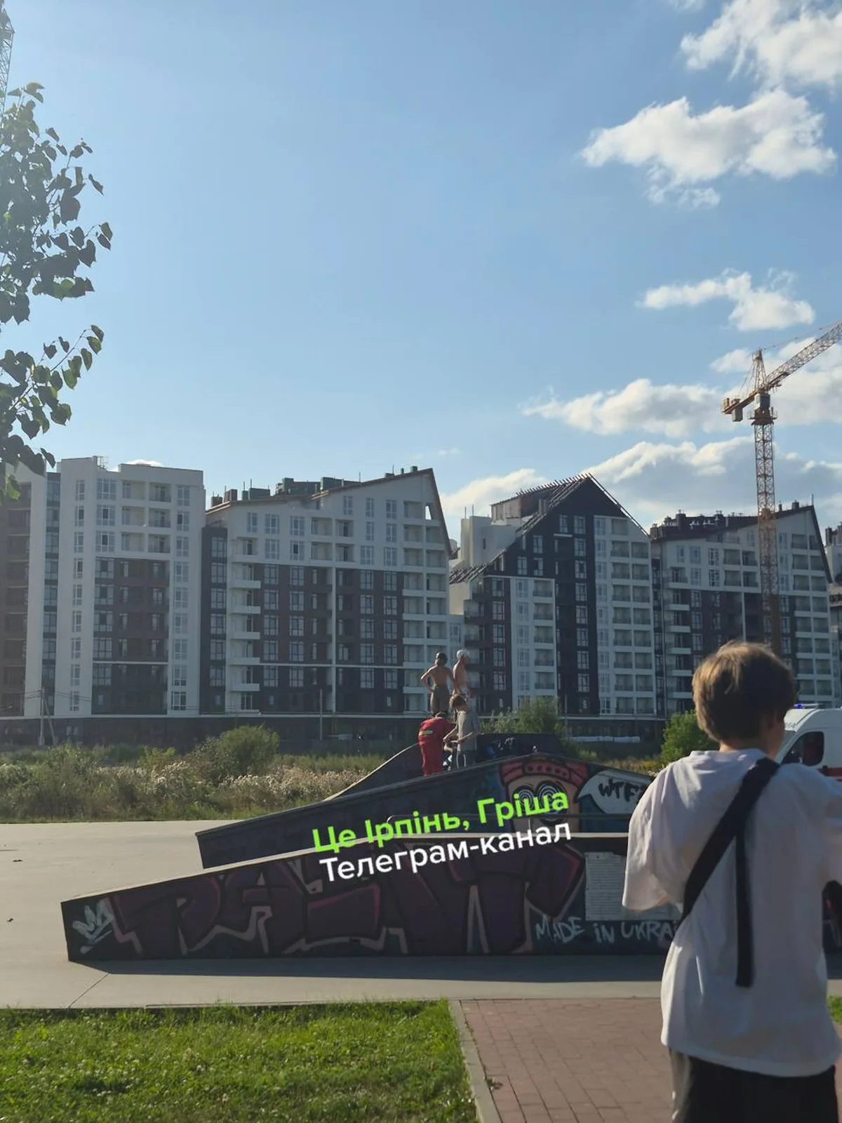 Дитина дивиться на інформаційний щит біля житлових будинків