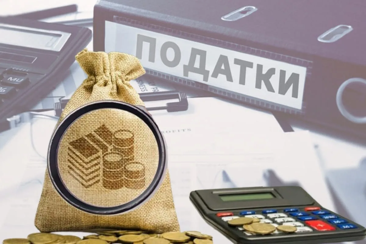 Лупа з монетами в мішечку біля калькулятора та документів