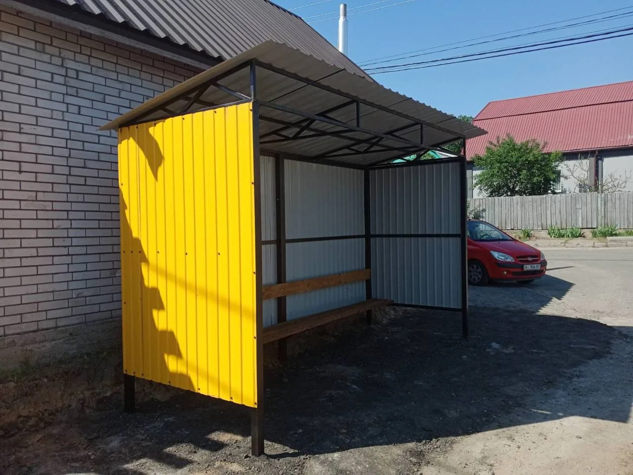 Нова автобусна зупинка з жовтими стінками та дахом