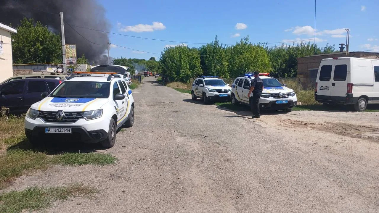 Поліцейські автомобілі біля будівлі з димом