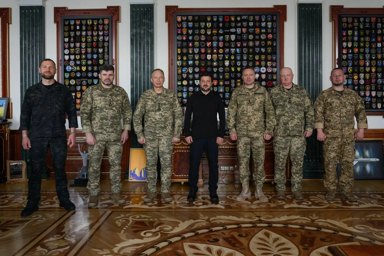 Військові у камуфляжі та цивільному одязі в офіційному приміщенні