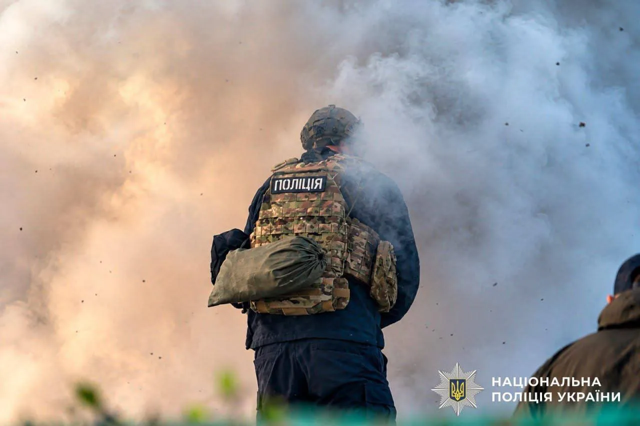 Поліцейський у диму під час операції в зоні бойових дій