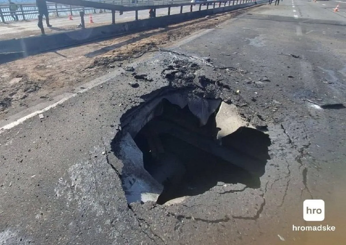 Вирва на асфальті Північного моста в Ірпені