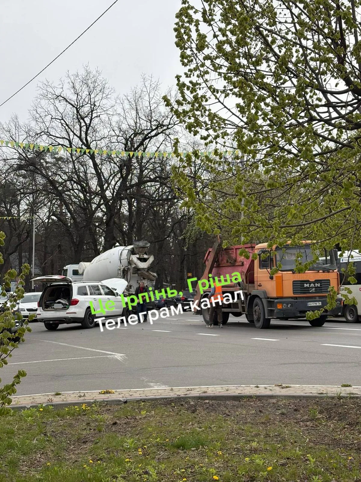 Автомобіль та бетономішалка на перехресті вулиці