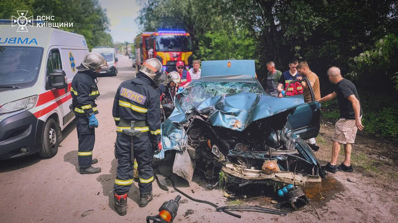 Рятувальники біля пошкодженого автомобіля на місці ДТП