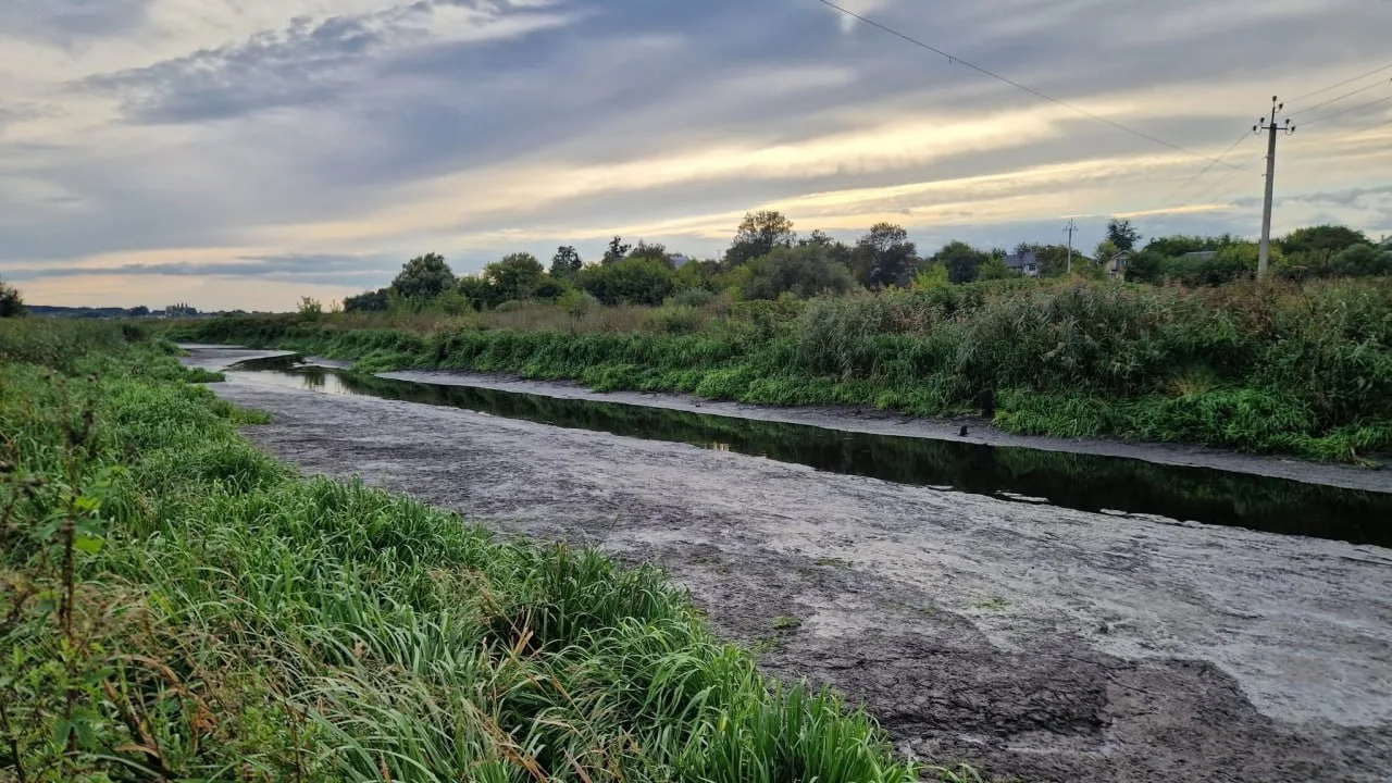 Річка Ірпінь з пошкодженою гідроспорудою та берегами