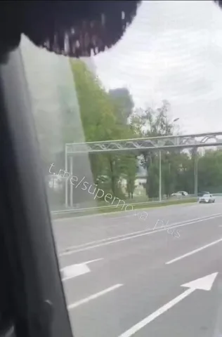 Вид з автомобіля на автостраду з металевим огородженням
