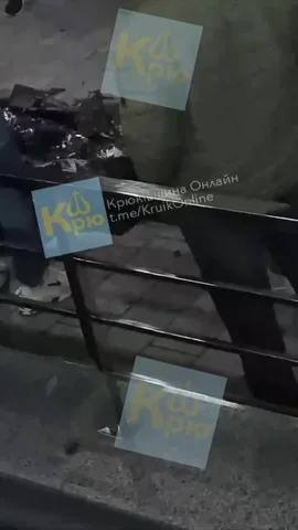Залишки дрона на асфальті поруч з будівлею