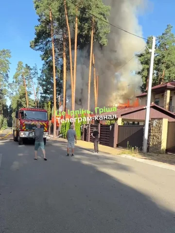 Пожежа приватного будинку з густим димом у Бучі