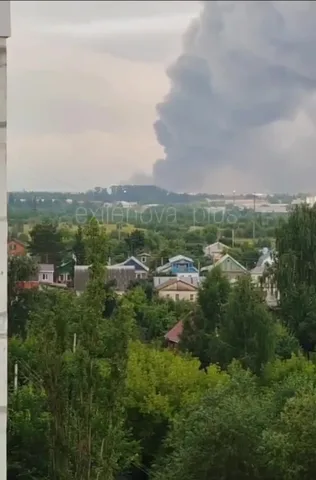 Дим над промисловою зоною міста серед житлових будинків