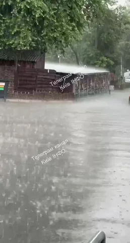 Вулиця під час град­ного дощу з калюжами води